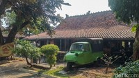 Tepat berada dekat Taman Pemakaman Umum Jeruk Purut ini memberikan kesan yang nyaman dan cukup sejuk, karena terdapat banyak pepohonan di sini.   