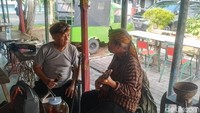 Lantunan musik di Warung Solo ini bukan lah dari playlist musik, tetapi dimainkan langsung oleh pemusik secara langsung. Lagu-lagu keroncong menjadi pengiring wajib di Warung Solo ini, tak sedikit pengunjung pun request lagu dan bernyanyi bersama.  