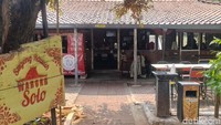 Walaupun hanya berupa tempat makan, tetapi suasana di tempat ini begitu menawarkan pengunjung dengan suasana warung pedesaan di kota tersebut. Warung Solo terletak di Jalan Madrasah No. 14, Cilandak Timur, Jakarta Selatan.  