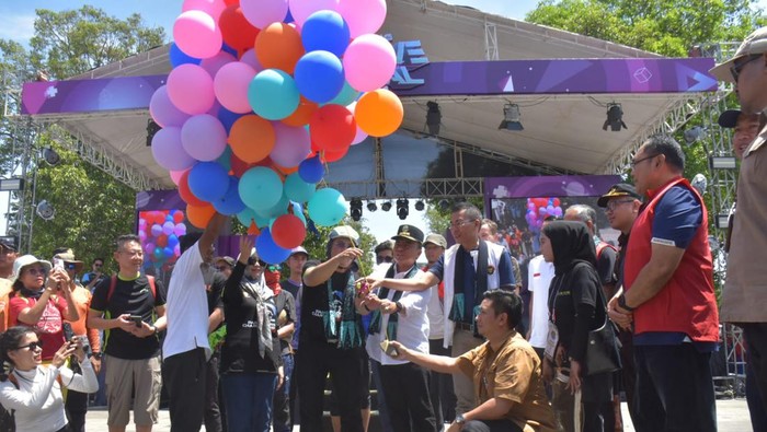 Sekda Jabar Herman Suryatman didampingi Pj Bupati Sumedang Yudia Ramli saat membuka West Java Paragliding Championsip 2024.