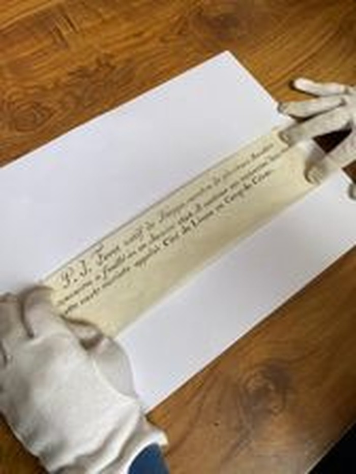 Sekelompok mahasiswa arkeologi menemukan sebuah botol kaca yang berisi catatan bertanggal tahun 1825 di desa Galia, Prancis
