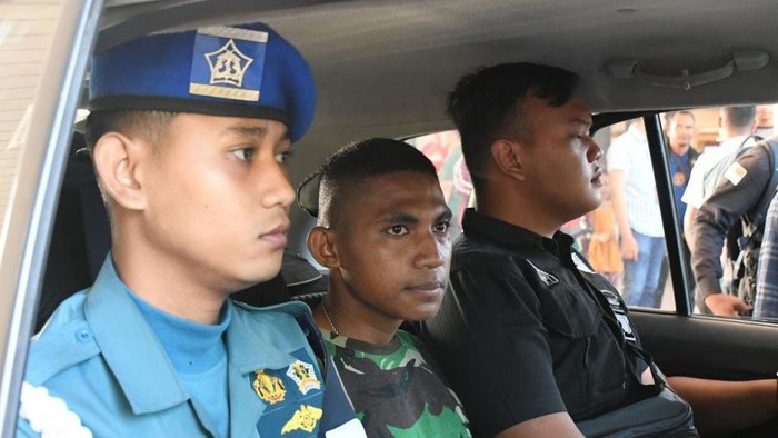Seorang pria yang ternyata TNI AL gadungan memasuki area gladi HUT ke-79 TNI di area Monumen Nasional (Monas), Jakarta. Pria itu pun dibekuk Polisi Militer. (dok Situs TNI AL)
