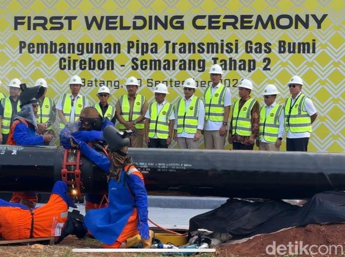 Seremoni pengelasan pertama (first welding) pipa transmisi gas bumi Cirebon-Semarang tahap 2 di Kawasan Industri Terpadu Batang (KITB), Kabupaten Batang, Senin (30/9/2024).