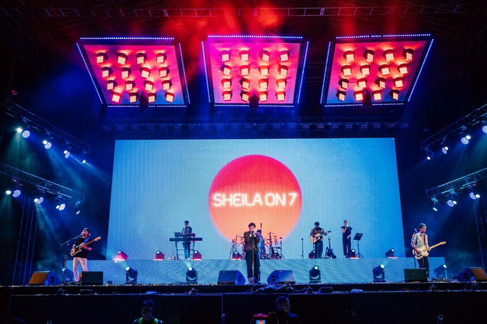 Sheila On 7 Sheila On 7 konser di Tungu Aku Di Bandung tepatnya di Stadion Si Jalak Harupat.