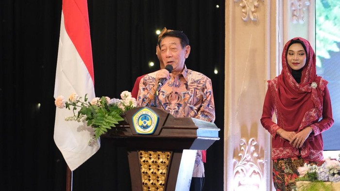 Soedomo Mergonoto, CEO PT Santos Abadi Jaya perusahaan produsen Kapal Api di wisuda Unitomo.