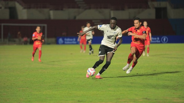 Striker PSM Makassar Tito Okello berduel dengan bek Persija Jakarta Rizky Ridho dalam laga Liga 1 yang berakhir imbang 1-1.
