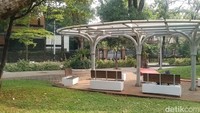 Suasana yang sejuk dan nyaman melekat pada taman yang luasnya kurang lebih 3 hektar ini. Bunga-bunga yang mulai bermekaran di taman ini membuat pemandangan semakin indah. (Lugas/detikTravel)