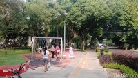 Banyak pengunjung memanfaatkan fasilitas di taman ini untuk bersantai dan mengajak anak mereka main. Selain tersedia bangku-bangku taman, juga tersedia wahana kebugaran dan wahana permainan anak seperti ayunan. (Lugas/detikTravel)