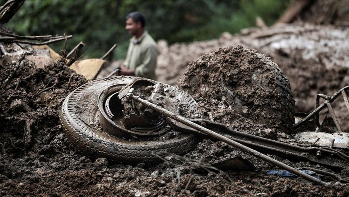 Tanah Longsor Kubur Bus di Nepal The debris of a passenger bus is pictured in an area where a landslide triggered by heavy rainfall struck passenger vehicles passing by the Tribhuwan Highway in Dhading, Nepal, September 29, 2024. REUTERS/Navesh Chitrakar