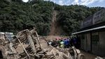 Tanah Longsor Kubur Bus di Nepal