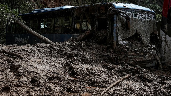 Tanah Longsor Kubur Bus di Nepal The debris of a passenger bus is pictured in an area where a landslide triggered by heavy rainfall struck passenger vehicles passing by the Tribhuwan Highway in Dhading, Nepal, September 29, 2024. REUTERS/Navesh Chitrakar