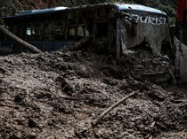 Tanah Longsor Kubur Bus di Nepal