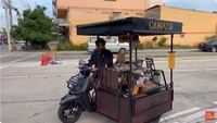 Kalau vespa satu ini dimodifikasi dengan gerobak pada bagian sampingnya. Nama gerai coffee shop ini adalah Campcup yang biasanya beredar di kawasan Bangkok, Thailand. Seluruh peralatan kopinya ada di bagian gerobak tersebut, menunya diracik secara manual. Foto: YouTube Tasty Inside
