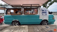 Mobil VW juga kerap disulap menjadi food truck, tak terkecuali digunakan untuk coffee bar. Salah satu pelaku usahanya adalah Flat 1 Sloth Bar di Bangkok, Thailand. Pilihan menu kopinya beragam, bahkan ada mocktail coffee. Foto: YouTube Tasty Inside