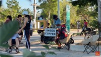 Vespa juga dapat dialih fungsikan untuk berjualan kopi. Hal ini dilakukan oleh pemilik I Need Coffee di Chonburi, Thailand. Ia meletakkan boks kayu di belakang untuk meletakkan semua peralatan kopinya, kemudian bagian joknya diberikan papan kayu sebagai meja meracik. Foto: YouTube Tasty Inside