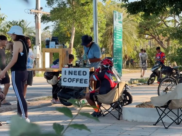 Unik! 8 Tempat Ngopi di Thailand Ini Pakai Vespa hingga Truk