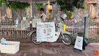 Tempat ngopi slow bar ini juga sangatlah unik, karena menyediakan kopi menggunakan motor jadul sang pemilik. Motor itu disulap menjadi mini bar untuk meracik kopi secara manual. Namanya adalah Khunnuad Coffee Slowbar yang berlokasi di Phra Nakhon Si Ayutthaya, Thailand. Foto: YouTube Tasty Inside