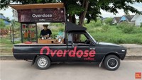 Begitu juga dilakukan Overdose Coffee. Sang pemilik menggunakan mobil pick up yang bagian belakangnya diubah untuk meracik kopi pesanan pelanggan. Biasanya, Overdose Coffee berhenti di sekitar area Mueang Khon Kaen, Thailand. Foto: YouTube Tasty Inside