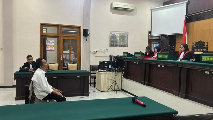 Terdakwa Wawan Sudarmanto saat menjadi pesakitan di PN Mojokerto