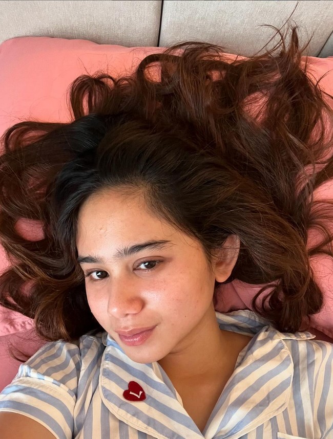 Menurutnya menampilkan ketidaksempurnaan wajah bukanlah hal tabu. “Happy friday!! good morning from my bare face and lion hair,” tulisnya. Foto: Instagram/@tissabiani