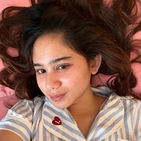 Menurutnya menampilkan ketidaksempurnaan wajah bukanlah hal tabu. “Happy friday!! good morning from my bare face and lion hair,” tulisnya. Foto: Instagram/@tissabiani