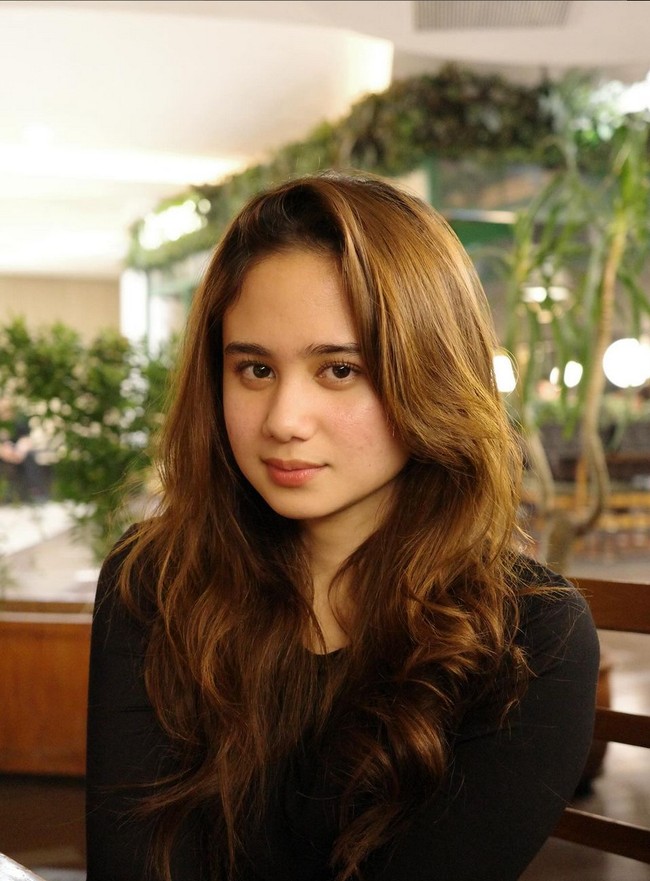 Sebagai selebriti, aktris Tissa Biani kerap tampil di muka publik dengan riasan wajah tebal dan warna-warna terang. Namun baru-baru ini dia mengunggah sejumlah foto wajah polosnya. Foto: Instagram/@tissabiani