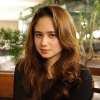 Sebagai selebriti, aktris Tissa Biani kerap tampil di muka publik dengan riasan wajah tebal dan warna-warna terang. Namun baru-baru ini dia mengunggah sejumlah foto wajah polosnya. Foto: Instagram/@tissabiani