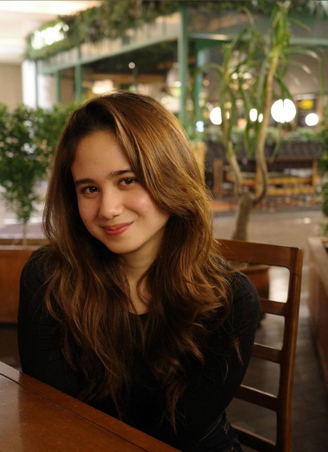 Kekasih Dul Djaelani ini mengaku wajahnya tidak dipulas makeup, juga tanpa filter foto. “No effect no makeup, just me and my friends enjoying pastaaaaa,” tulisnya di caption foto Instagram. Foto: Instagram/@tissabiani