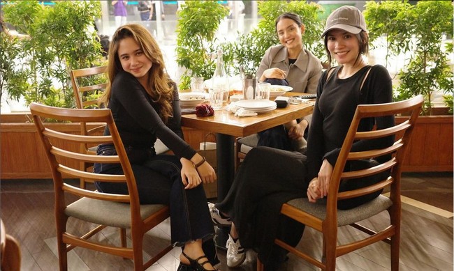 Bintang serial ‘Gadis Kretek’ ini memamerkan wajah tanpa makeup. Gaya busananya juga casual dan minimalis, mengenakan blouse lengan panjang dan jeans. Foto: Instagram/@tissabiani