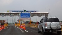 Kendaraan roda empat memasuki gerbang tol BSD Utama jalan tol Serpong Balaraja (Serbaraja) Seksi 1B (Simpang Susun CBD - Simpang Susun Legok) di kawasan Pagedangan, Kabupaten Tangerang, Banten, Senin (30/9/2024).