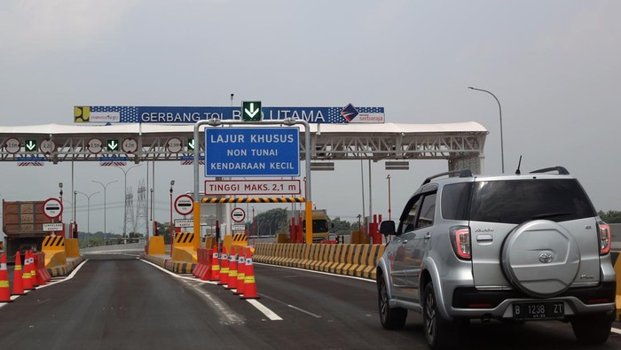 Tol Serbaraja Seksi 1B mulai dibuka fungsional Kendaraan roda empat melintas di jalan tol Serpong Balaraja (Serbaraja) Seksi 1B (Simpang Susun CBD - Simpang Susun Legok) di kawasan Pagedangan, Kabupaten Tangerang, Banten, Senin (30/9/2024). Kementerian PUPR resmi mengoperasikan fungsional Tol Serbaraja Seksi 1B sepanjang 5,5 km mulai Senin (30/9), yang diharapkan dapat memperkuat konektivitas antara pusat ekonomi dan kawasan perumahan di wilayah Kabupaten Tangerang dan dapat mempersingkat waktu tempuh dari dan menuju Jakarta. ANTARA FOTO/Muhammad Iqbal/Spt.