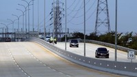Kementerian PUPR resmi mengoperasikan fungsional Tol Serbaraja Seksi 1B sepanjang 5,5 km mulai Senin (30/9), yang diharapkan dapat memperkuat konektivitas antara pusat ekonomi dan kawasan perumahan di wilayah Kabupaten Tangerang dan dapat mempersingkat waktu tempuh dari dan menuju Jakarta.