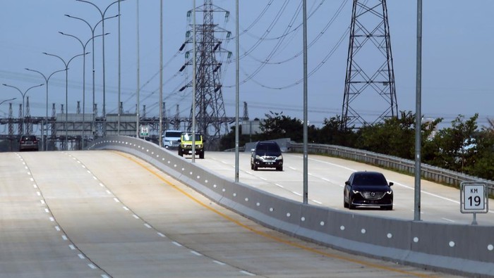 Tol Serbaraja Seksi 1B mulai dibuka fungsional Kendaraan roda empat melintas di jalan tol Serpong Balaraja (Serbaraja) Seksi 1B (Simpang Susun CBD - Simpang Susun Legok) di kawasan Pagedangan, Kabupaten Tangerang, Banten, Senin (30/9/2024). Kementerian PUPR resmi mengoperasikan fungsional Tol Serbaraja Seksi 1B sepanjang 5,5 km mulai Senin (30/9), yang diharapkan dapat memperkuat konektivitas antara pusat ekonomi dan kawasan perumahan di wilayah Kabupaten Tangerang dan dapat mempersingkat waktu tempuh dari dan menuju Jakarta. ANTARA FOTO/Muhammad Iqbal/Spt.