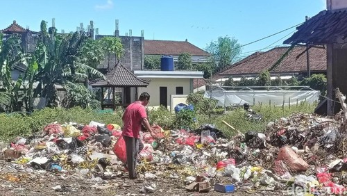 Salah seorang warga saat membuang sampah di TPS Gunung Agung, beberapa waktu lalu.
