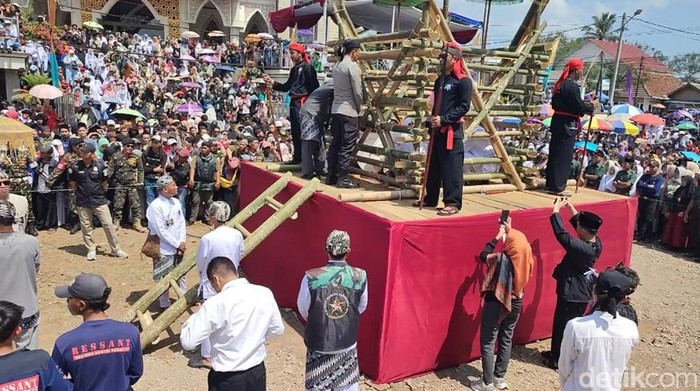Tradisi Nyangku, membersihkan benda pusaka peninggalan Prabu Borosngora Kerajaan Panjalu.