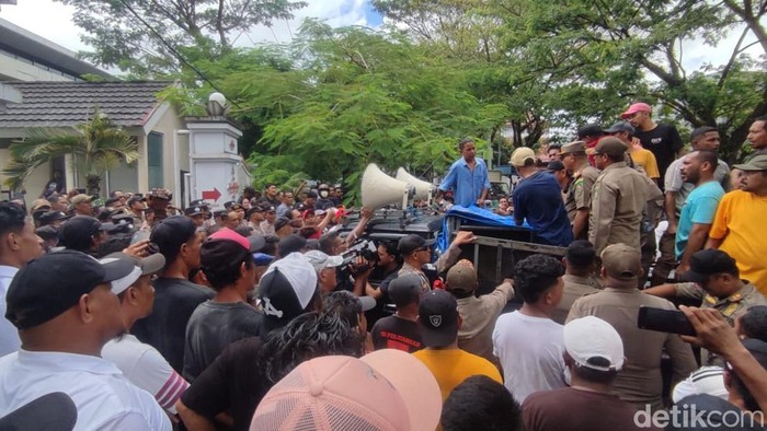 Unjuk rasa sopir angkot di Ambon menutup badan Jalan Sultan Hairun Ambon.