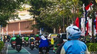 Terlihat juga bunga berguguran ke trotoar dan tepi jalan. Mekarnya bunga tabebuya mempercantik pemandangan. Andhika Prasetia/detikcom