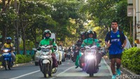 Seringkali tanaman ini dikira sebagai tanaman Sakura oleh kebanyakan orang, karena bila berbunga bentuknya mirip seperti bunga sakura. Namun kedua tanaman ini sebenarnya tidak berkerabat.  
