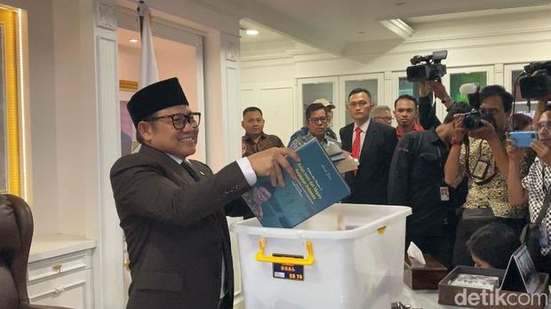 Wakil Ketua DPR RI Muhaimin Iskandar (Cak Imin) beres-beres ruang kerjanya menjelang pelantikan anggota DPR RI periode 2024-2029 (Dwi/detikcom)