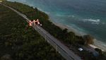 Menikmati Senja dari Hamparan Pasir Putih Pantai Mutiara