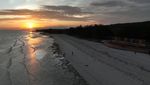 Menikmati Senja dari Hamparan Pasir Putih Pantai Mutiara