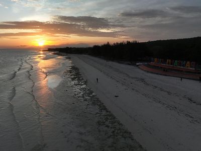 Menikmati Senja dari Hamparan Pasir Putih Pantai Mutiara