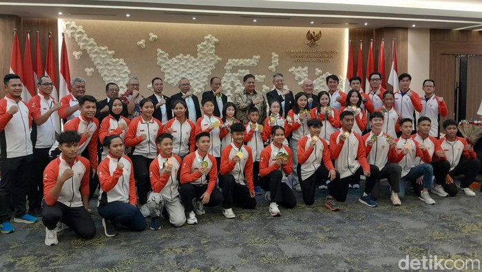 Ketua Umum Pengurus Besar Wushu Indonesia (PB WI), Airlangga Hartarto, memberikan apresiasi terhadap prestasi Timnas Wushu Junior Indonesia yang menjadi runner up dengan meraih 10 medali emas, 10 perak, dan 9 perunggu pada Kejuaraan Dunia Wushu Junior IX/2024 Brunai Darussalam.
