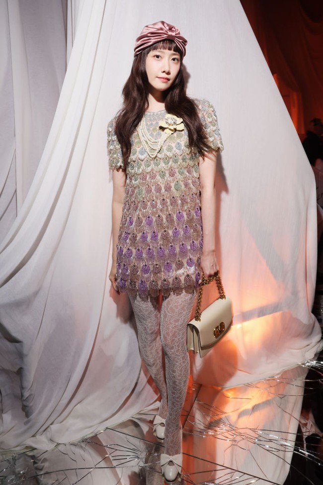 Terlepas dari gayanya yang manglingi, wajah cantik Yoona tetap menjadi sorotan utama. Saking cantiknya, bintang drama Korea King the Land itu disebut bak lukisan. Foto: Getty Images