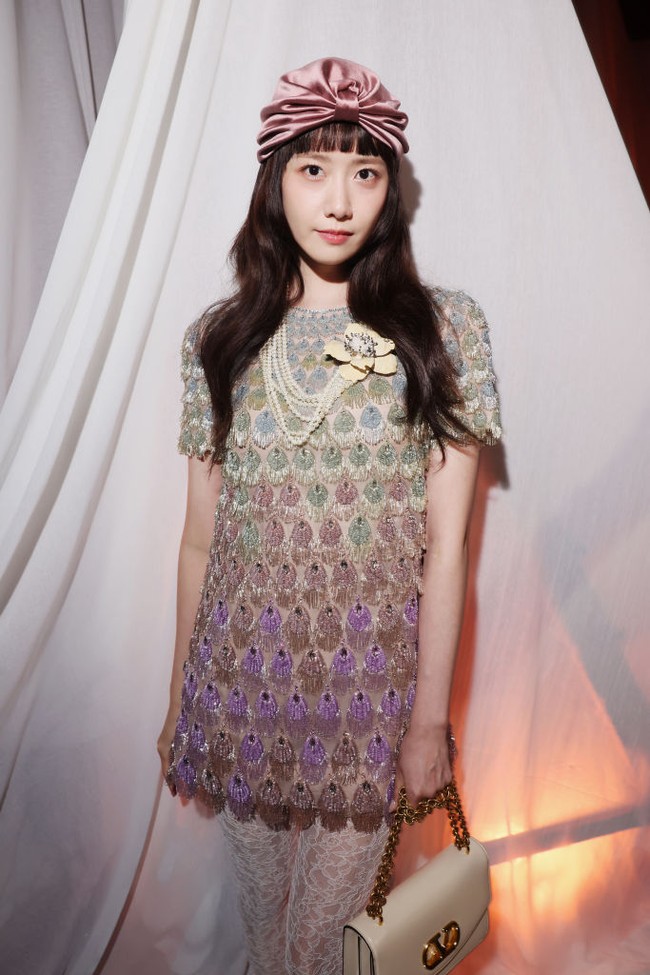 Yoona turut meramaikan peragaan busana Valentino di Paris pada Minggu (29/9/2024). Personel grup KPop SNSD itu hadir bersama sejumlah selebriti dunia termasuk Harry Styles, Salma Hayek, dan Andrew Garfield. Foto: Getty Images