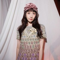 Yoona turut meramaikan peragaan busana Valentino di Paris pada Minggu (29/9/2024). Personel grup KPop SNSD itu hadir bersama sejumlah selebriti dunia termasuk Harry Styles, Salma Hayek, dan Andrew Garfield. Foto: Getty Images