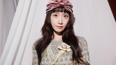 7 Gaya Yoona SNSD Tampil Manglingi Pakai Turban di Paris Fashion Week 2024