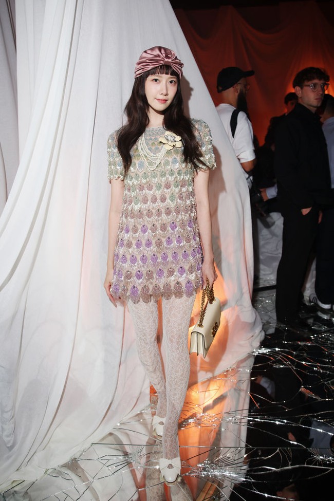 Penampilan Yoona SNSD sontak mencuri atensi netizen Korea karena tampil memakai turban, memberikan kesan bohemian chic. Kontras dengan gayanya dalam keseharian. Foto: Getty Images