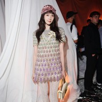 Penampilan Yoona SNSD sontak mencuri atensi netizen Korea karena tampil memakai turban, memberikan kesan bohemian chic. Kontras dengan gayanya dalam keseharian. Foto: Getty Images