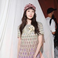 “Apa ini…” “Menurutku gayanya sangat imut,” “Dia tidak cocok memakai topi itu,” “Baju yang dikenakan tamu lain juga memiliki nuansa seperti ini, semua orang memakai turban,” komentar sejumlah netizen Korea. Foto: Getty Images